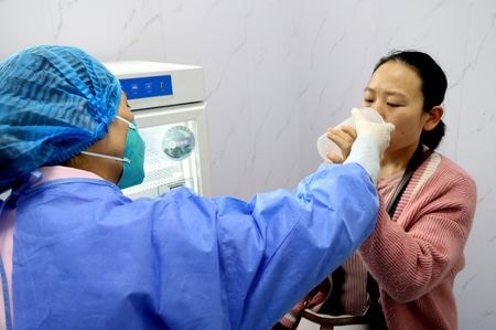 　中国国家衛生健康委員会は６日、新型コロナウイルスの新規市中感染者が５日に４４２０人と前日の３６５９人から増加し、５月６日以来最多となったと発表した。写真は吸引式のワクチンを接種する住民。３日、江蘇省連雲港市で撮影（２０２２年　ロイター/China Daily via REUTERS）