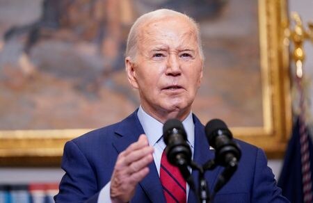 バイデン米大統領（写真）は６日、イスラエルのネタニヤフ首相と電話会談し、パレスチナ自治区ガザ南部ラファに対する大規模な攻撃を行わないよう求めた。２日撮影（２０２４年　ロイター/Nathan Howard）