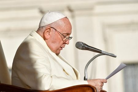 　１１月２６日、ローマ教皇フランシスコ（８６）は、肺の炎症で日曜の講話を通常のサン・ピエトロ広場でなく、居住区域の聖堂から行った。教皇は着席し、側近が講和を読み上げた。写真は２２日撮影、提供写真（２０２３年　ロイター/Vatican Media/）
