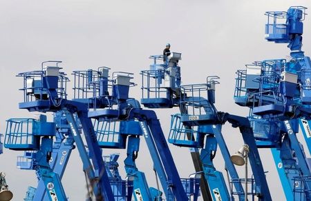 　内閣府が５月１９日に発表した３月機械受注統計によると、設備投資の先行指標である船舶・電力を除いた民需の受注額（季節調整値）は、前月比７．１％増となった。ロイターの事前予測調査では前月比３．７％増と予想されており、結果はこれを上回った。川崎市の京浜工業地帯で２００９年４月撮影（２０２２年　ロイター／Kim Kyung-Hoon）