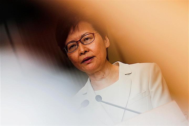 香港政府トップの林鄭月娥（キャリー・ラム・写真）行政長官は会見し、「逃亡犯条例」改正案の正式撤回を中国が「理解し、尊重し、支持している」とし、今回の措置で香港が社会不安から「前進」し、政治危機の解決につながることへの期待を示した。同日香港で撮影（2019年　ロイター／AMR ABDALLAH DALSH）