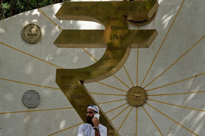 写真はインド準備銀行（中央銀行、ＲＢＩ）本部付近の通貨ルピーのオブジェ。2025年8月撮影。REUTERS/Hemanshi Kamani