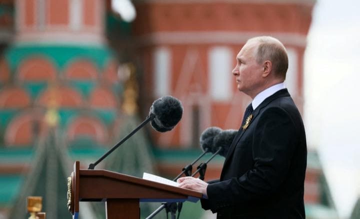 ロシアのプーチン大統領は9日、対独戦勝記念日の軍事パレードの式典で演説し、ロシアのウクライナ介入は西側が「クリミアを含むわれわれの土地への侵攻を準備」していたためで必要な措置だったと表明した（2022年　ロイター／Sputnik Photo Agency）