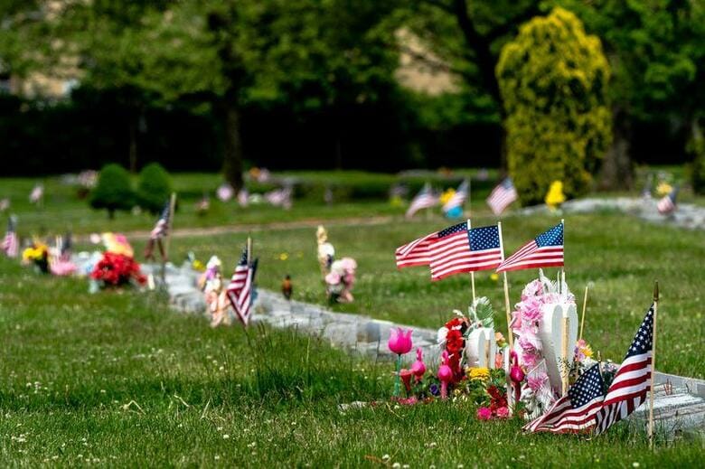 米中西部を中心とする複数の州で２２日、１日当たりの新型コロナウイルス新規感染者数が過去最多を記録した。ニューヨーク・スタテン島の墓地で５月撮影（２０２０年　ロイター/JEENAH MOON）