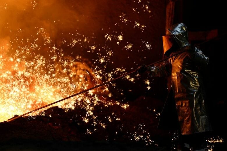 2025年11月、独デュイスブルクの鉄鋼工場で撮影。REUTERS/Leon Kuegeler