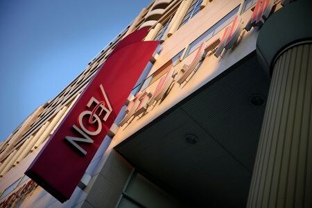 イオンは１０日、２０２１年２月期の連結営業利益が５００―１０００億円（前年比７６．８％減―５３．６％減）と、大幅減益になるとの見通しを発表した。写真は２０１７年１０月、大阪市で撮影（２０２０年　ロイター/Thomas White）