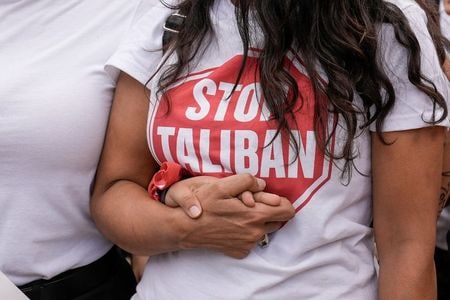 　８月１５日、米国務省はアフガニスタンの首都カブールに駐在する大使館員は全員が無事に避難し、現在はハミド・カルザイ国際空港の敷地内にいると発表した。タリバンへの反対デモに参加した女性、米ワシントンで撮影（２０２１年　ロイター／Ken Cedeno）