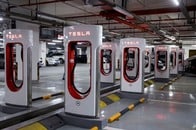 混迷のEV充電規格戦争に衝撃　フォードとの提携でテスラ方式が北米の標準になるか？