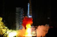 中国、月裏側軟着陸成功――華麗なアメリカ、実利の中国