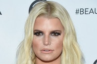 【写真】【動画】谷間が丸見え...ジェシカ・シンプソン、胸元ざっくり水着で「復讐ボディ」披露　45キロ減量前の姿は？