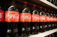 コカ・コーラ、通期利益見通し引き上げ　海外の飲料需要堅調