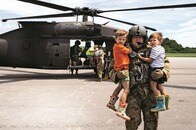 米ケンタッキー州「大洪水」被害　救助された子供の表情が物語る「恐怖」