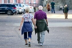 認知症は家庭内で「連鎖」する？ 配偶者の発症で自身のリスクが最大74％上昇か