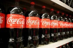 コカ・コーラ、通期利益見通し引き上げ　海外の飲料需要堅調