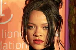 「かわいそう…」リアーナ、0歳娘とファッション誌表紙を飾りネット騒然　「道具として利用」