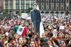 BTS旋風、メキシコ大統領官邸を包囲──「ARMY」5万人が熱狂