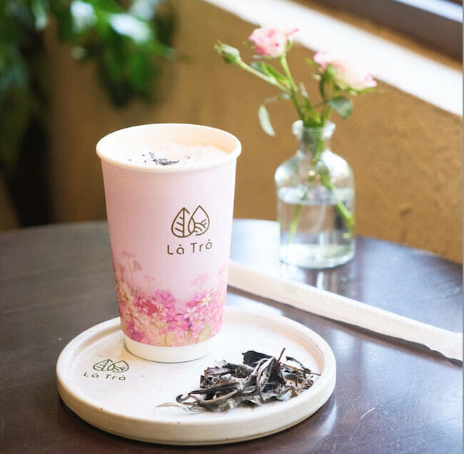 伝統的な「カフェ・スア」などのコーヒーに加え、シャン・トゥエット茶をベースにしたフルーツティーやチーズティーなどを提供するローカルチェーン「ラー・チャー」