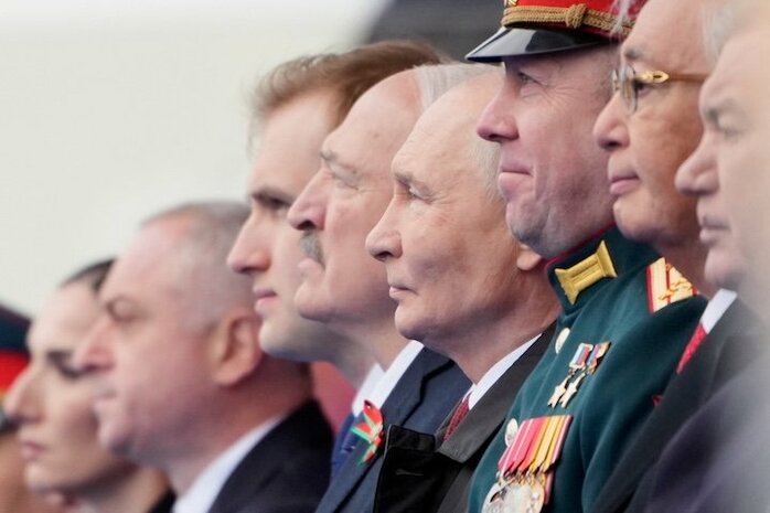 戦車不在」の軍事パレードが示すプーチンのパラノイア | ニューズ