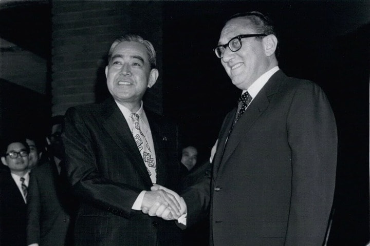 佐藤栄作首相と官邸で面会する、ニクソン大統領の補佐官だったヘンリー・キッシンジャー（1972年6月10日 ） © Keystone Press Agency/ZUMA Wire  via Reuters Connect