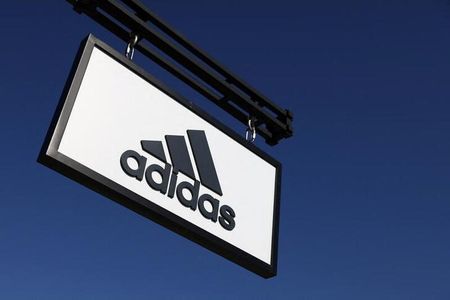 　ドイツのスポーツ用品大手アディダスは７月２４日、今年全体の予想営業赤字額を従来の７億ユーロから４億５０００万ユーロ（４億９８５６万ドル）に修正した。ニューヨークで２０２２年２月撮影（２０２３年　ロイター／Andrew Kelly）