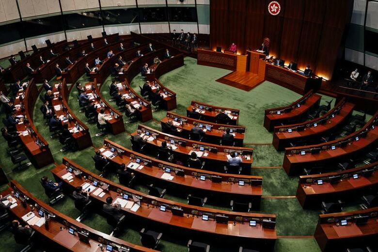 香港立法会（議会）は選挙制度見直し条例案を賛成多数で可決した。1997年の香港返還以降で政治システムに対する最大の変革となり、中国の習近平指導部は「愛国者」による香港統治に向け、決定的な一歩を踏み出した。写真は4月8日、香港立法会で（2021年　ロイター／Tyrone Siu）
