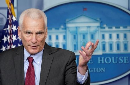 米大統領経済諮問委員会（ＣＥＡ）のジャレッド・バーンスタイン委員長は３１日、米トラック運送大手のイエローが営業を停止し、まもなく連邦破産法の適用を申請するとみられていることについて、米経済の全体的の問題を示すものではないとの考えを示した。写真は２０２１年２月、ホワイトハウスで記者会見するバーンスタイン氏（２０２３年　ロイター／Kevin Lamarque）