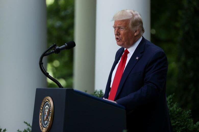 短文投稿サイト運営の米ツイッターは２６日、トランプ米大統領のツイートに初めて、読者にファクトチェック（真偽確認）を促す警告マークを表示した。写真は５月２６日、ワシントンのホワイトハウスで撮影（２０２０年　ロイター/Jonathan Ernst）