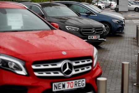 英自動車工業会（ＳＭＭＴ）のデータによると、７月の新車登録台数は前年比９％減の１１万２１６２台となった。販売店で２０２０年撮影。（２０２２年　ロイター/Jason Cairnduff）