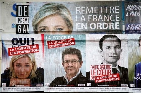 　４月１３日、調査会社オピニオンウェイが公表したフランス大統領選に関する最新の世論調査によると、決選投票では、マクロン氏対ルペン氏の場合、６３％対３７％でマクロン氏勝利、フィヨン氏対ルペン氏の場合、５９％対４１％でフィヨン氏勝利となる見込み。写真は候補者らの選挙ポスター。５日撮影（２０１７年　ロイター/Charles Platiau/File Photo）