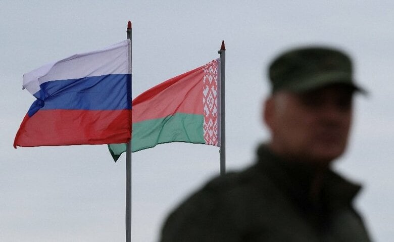 ロシアとベラルーシの合同軍事演習「ザーパド（西部）2025」の訓練場に掲げられた両国の国旗。2025年9月撮影。REUTERS/Ramil Sitdikov