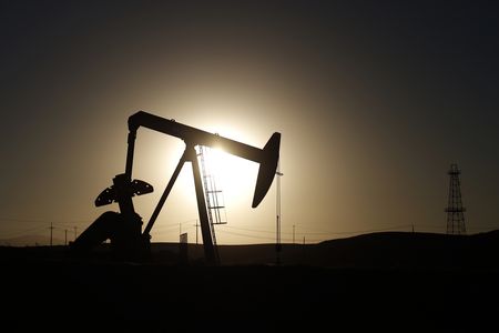 米国時間の原油先物は１％下落した。サウジアラビアが自主減産延長を発表したほか、ロシアも石油輸出削減を表明したものの、米利上げや世界経済減速を巡る懸念が重しとなった。（２０２３年　ロイター／Lucy Nicholson）
