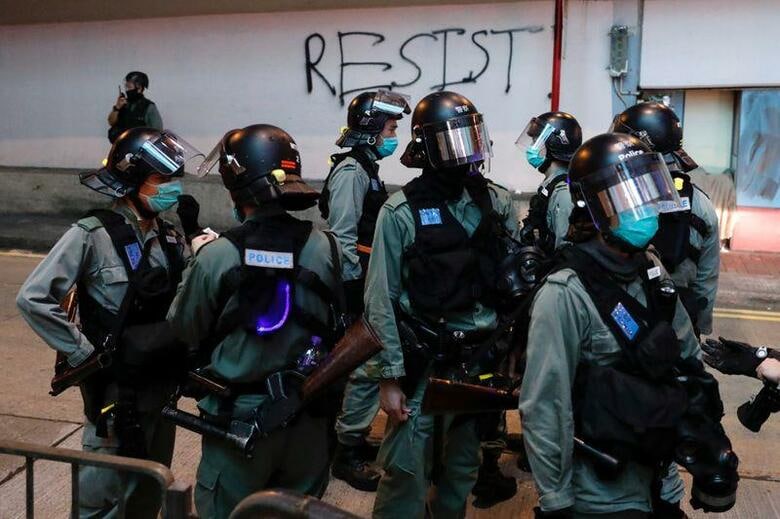 香港で２７日に中国による国家安全法導入計画を巡る抗議デモが予想される中、当局は夜中に香港全土に数百人の機動隊員を配備し準備を整えている。２４日撮影（２０１９年　ロイター/TYRONE SIU）