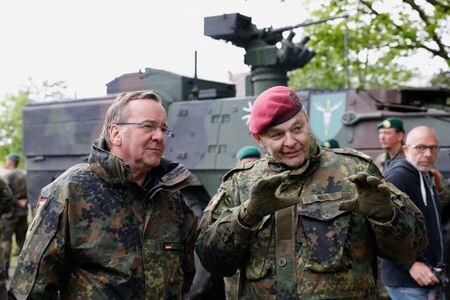 　ドイツ軍は７月２２日から８月４日に行われる豪米主導の多国間合同演習「タリスマン・セーバー」に参加するため、初めて部隊をオーストラリアに派遣する。写真はアルフォンス・マイス陸軍総監（右）とピストリウス国防相。独ハンメルブルクで５月１６日撮影（２０２３年　ロイター/Heiko Becker）