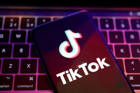 英国では短編動画投稿アプリ「ＴｉｋＴｏｋ（ティックトック）」と写真・動画共有アプリ「スナップチャット」の利用者が昨年、３─１７歳の若年層の半数程度を占めたことが、メディア規制当局の英放送通信庁（Ｏｆｃｏｍ）の調査で分かった。資料写真、ＴｉｋＴｏｋのロゴ、２０２２年8月（２０２３年　ロイター／Dado Ruvic）
