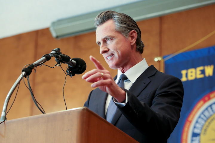 新型コロナで大打撃を受けた労働者層に、富裕層から得た税収を再配分しようとしているニューサム知事（写真は2021年9月）