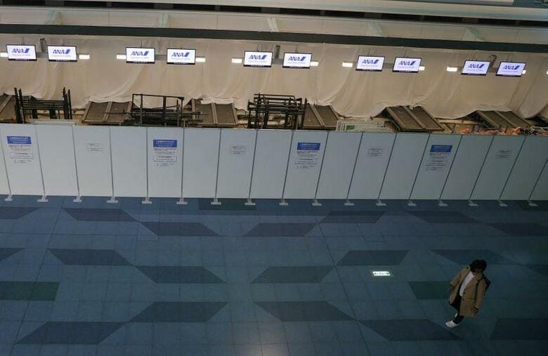 菅義偉官房長官は6日の閣議後会見で、中国・韓国からの入国者の2週間待機を要請する措置をこのタイミングで決めたについて、状況が時々刻々と変化する中で諸外国の状況や様々な知見も踏まえて、政府が総合的に検討した結果だと説明した。,写真は3月4日、羽田空港で撮影（2020年　ロイター /Stoyan Nenov）