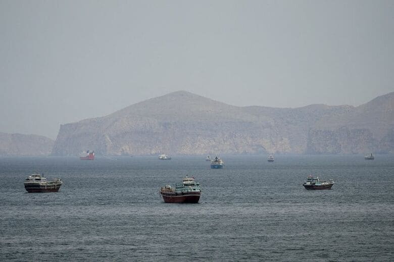 ホルムズ海峡。4月22日、オマーンで撮影。REUTERS/Stringer/File Photo