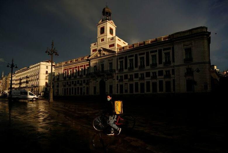 スペインでは19日、新型コロナウイルスによる1日の新たな死者数が410人となり、3月22日以降で最低を記録した。写真は4月19日、マドリードで撮影（2020年　ロイター/Juan Medina）