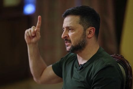 ５月２０日、ウクライナのゼレンスキー大統領は、でロイターのインタビューに応じ、西側同盟国は同国への軍事支援に関する決定に時間をかけすぎていると指摘し、ロシア軍のミサイル迎撃を支援するなどより直接的に戦争に関与するよう同盟国に働きかけていると語った（２０２４年　ロイター／Gleb Garanich）