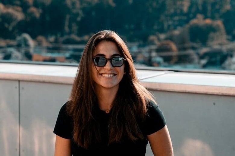 サングラスをかけて笑う女性