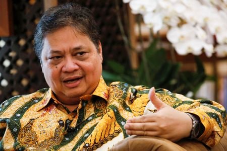 　６月２４日、インドネシアのアイルランガ・ハルタルト経済担当調整相（写真）は、国内経済のファンダメンタルズ（基礎的条件）は堅調で、市場の予想を超えて成長していると述べた。写真はインドネシアのジャカルタで昨年６月撮影（２０２４　ロイター／Ajeng Dinar Ulfiana）