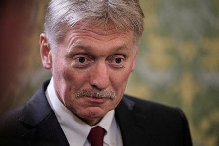 ロシア大統領府のペスコフ報道官（写真）は３０日、来週イスタンブールで停戦条件リストについてウクライナと協議することを期待しているとし、仲介役としての米国の役割を賞賛した。１０日の代表撮影（２０２５年　ロイター）