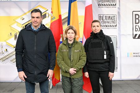 デンマークのフレデリクセン首相とスペインのサンチェス首相は２１日、ウクライナの首都キーウ（キエフ）を訪問した。左からスペインのサンチェス首相、ウクライナのステファニシナ副首相、デンマークのフレデリクセン首相。提供画像（２０２２年　ロイター/Borja Puig de la Bellacasa）