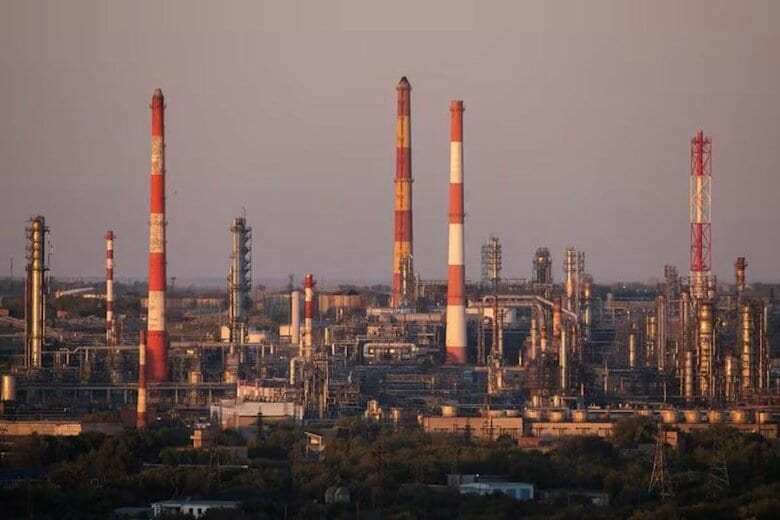 オルスクネフチェオルグシンテズ製油所。ロシアのオレンブルク州オルスク市で２０２５年８月撮影。REUTERS