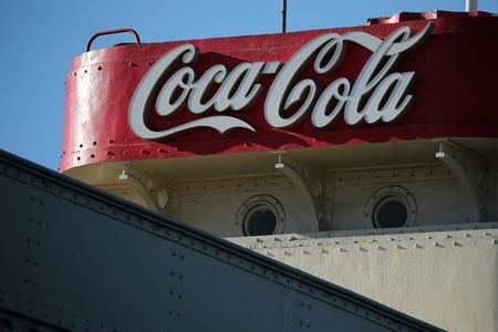 米コカ・コーラがビール大手モルソン・クアーズと連携し、米国でアルコール飲料の販売に乗り出す。ロサンゼルスで２０１７年１０月撮影（２０２０年　ロイター/LUCY NICHOLSON）