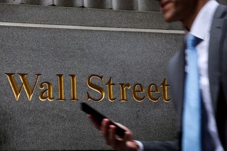 米ニューヨーク証券取引所（NYSE）前で2025年4月撮影。REUTERS/Brendan McDermid/File Photo