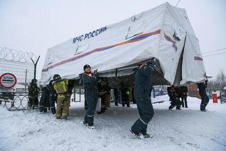 ロシア・シベリアで炭鉱事故が発生し、少なくとも１１人の死亡が確認された。なお３５人が地下に取り残されているが、爆発の危険があるため救出作業が中断されている。写真は同日、救出活動が続けられるケメロボ州の現場（２０２１年　ロイター／Alexander Patrin）