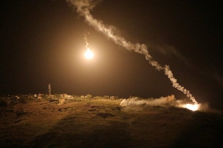 イスラエル軍が発射した照明弾。5月14日、レバノンのマルジャユーンから撮影。 REUTERS/Karamallah Daher