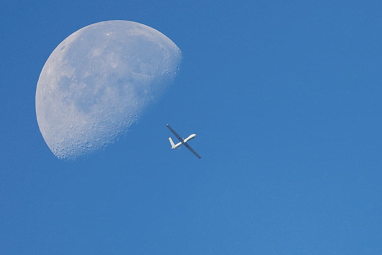 つかの間の休戦が終わると、夜空には再びドローンの姿が　ALEXANDER ERMOCHENKOｰREUTERS