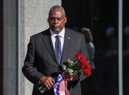 オースティン米国防長官（写真）は１９日、訪問先のキエフで、ロシアはウクライナ東部における和平の妨げとなっており、ウクライナの北大西洋条約機構（ＮＡＴＯ）加盟に反対する権利はないと述べた。キエフで１９日撮影（２０２１年　ロイター／Gleb Garanich）